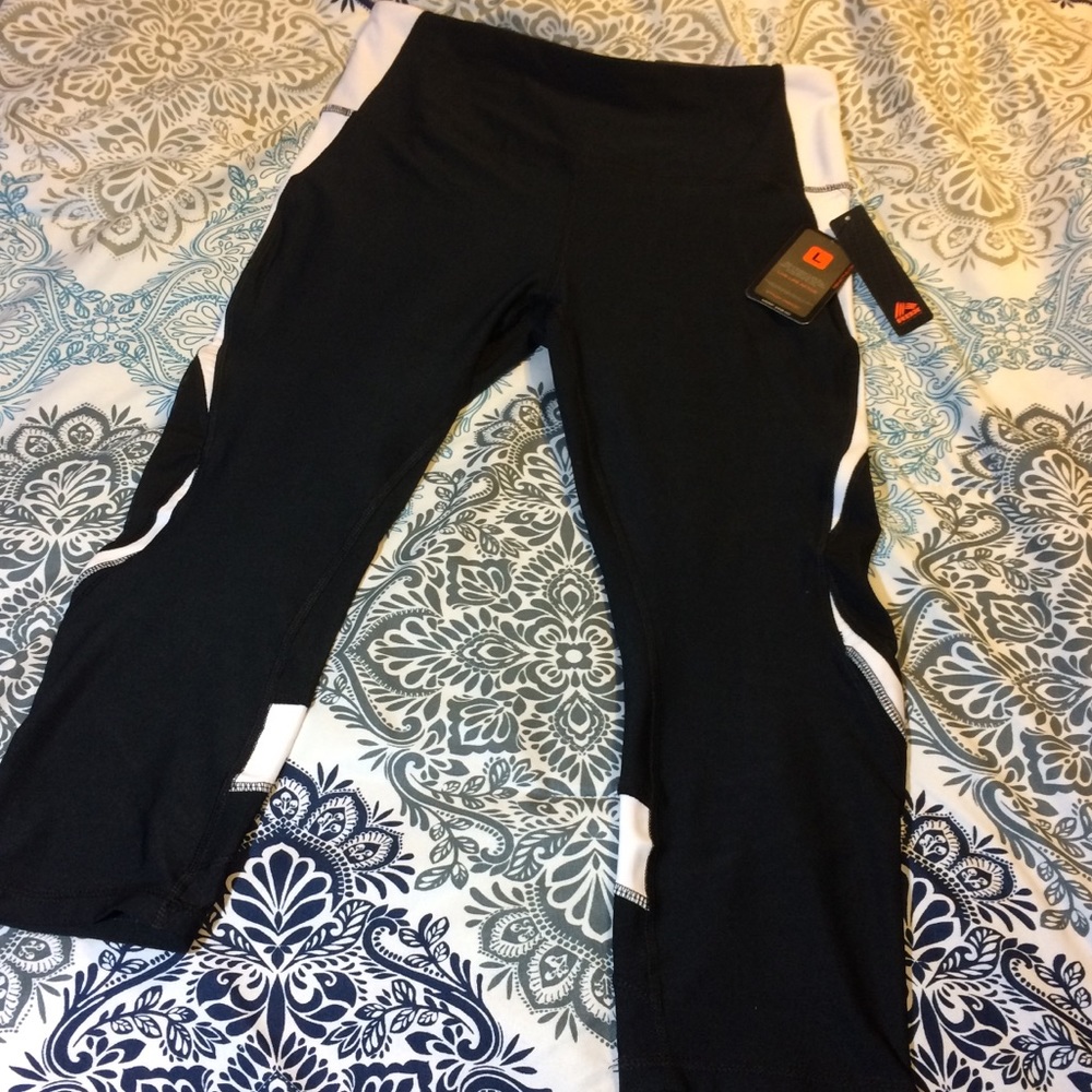 🤩NEW Black & White Performance Legging Capri Sz L
